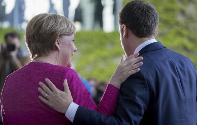 Berlin: Merkel doèekala Makrona - "srdaèno rukovanje" FOTO