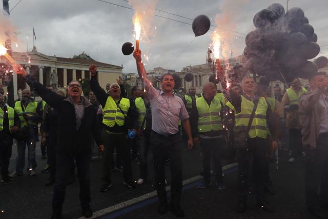 Grčka: Usvojene nove mere štednje, sukobi na ulicama besne