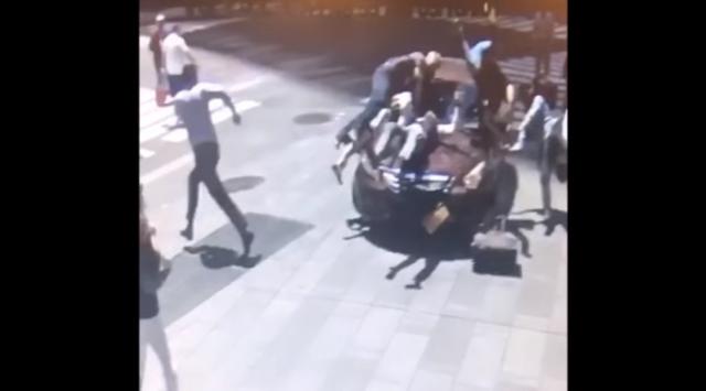 Objavljen snimak straviènog napada autom na pešake / VIDEO