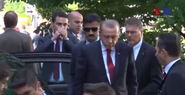 Objavljen snimak: Tuča ispred ambasade,Erdogan gleda VIDEO