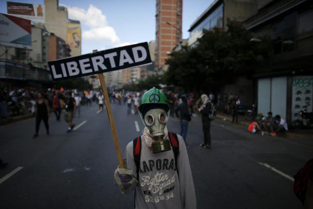 200.000 ljudi na ulicama Venecuele,desetine povređeno FOTO