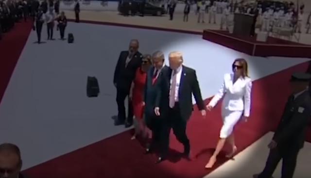 Melanija ne želi da drži Trampa za ruku (VIDEO)
