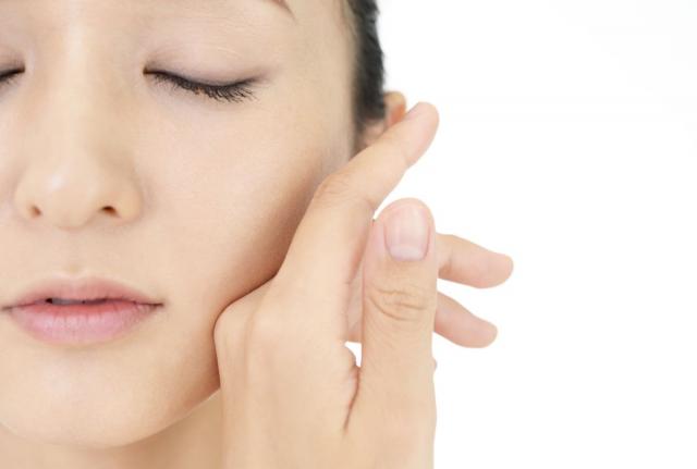 Japanska masaža lica: "Pegla" bore i podoènjake, smanjuje podbradak i zateže