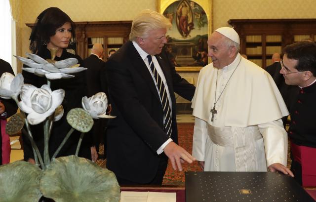 Tramp i papa razmenili poklone, Melanija s maramom FOTO