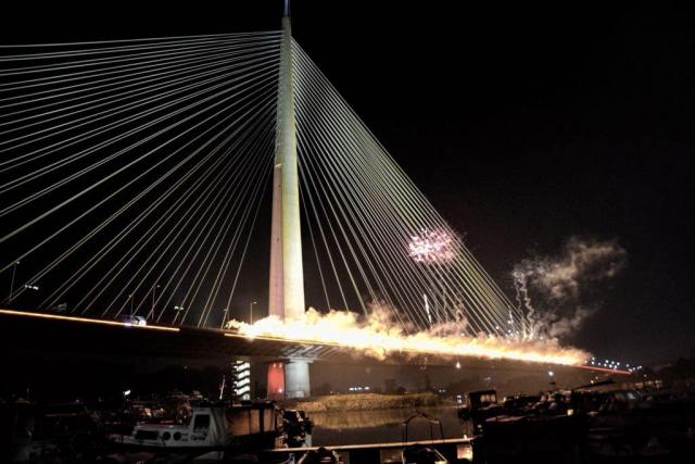 Grobari "zapalili" i Most na Adi