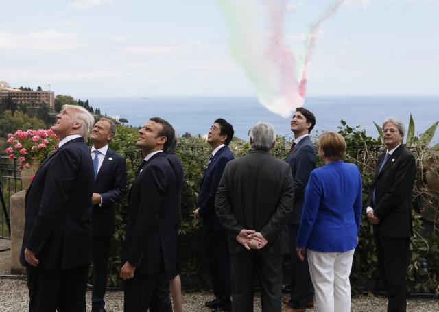 Za lidere G7 akrobacije na nebu, protesti na zemlji