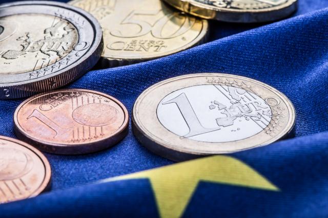 ECB meseèno "ubrizgava" 60 mlrd EUR