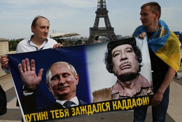 Protest aktivista u Parizu pred dolazak Putina