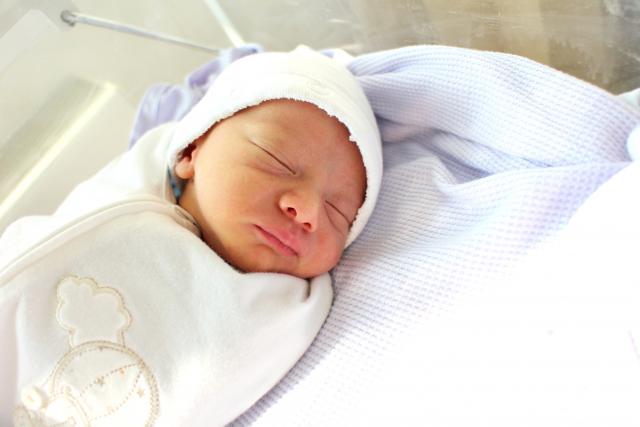 Tek roðena beba napravila prve korake par minuta posle roðenja