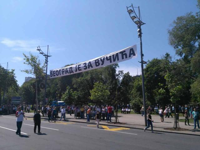Stigli građani i poslanici,blokiran Trg Nikole Pašića FOTO