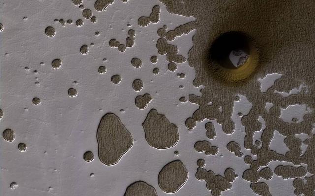 Na Marsu fotografisana čudna rupa (FOTO)