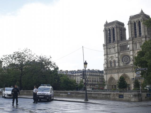 Panika u Parizu: Napadač sa čekićem i pucnji kod Notr Dama