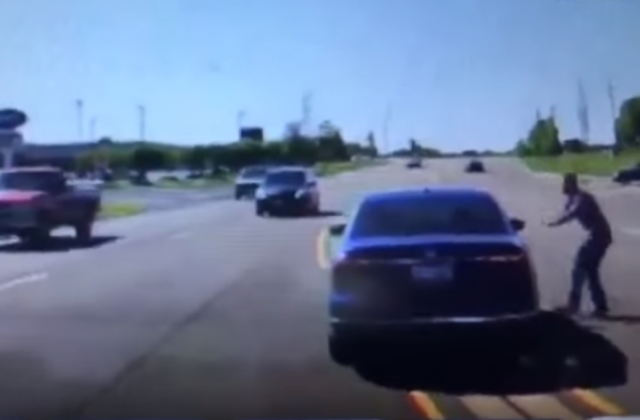 Uskočio je kroz prozor u auto u pokretu i spasio čoveku život