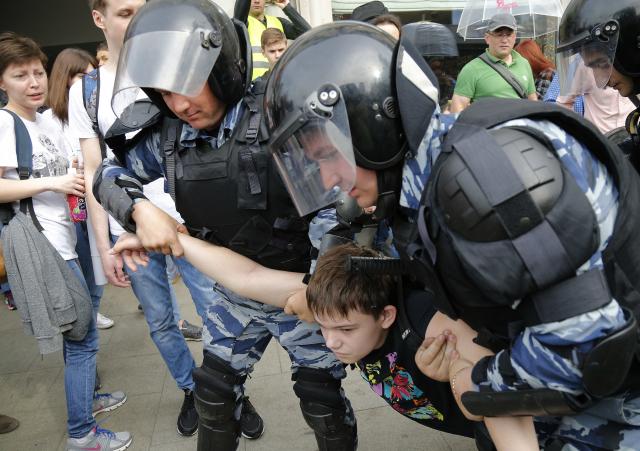 B92 u Moskvi: Vikali "dole Putin", policija uletela u masu