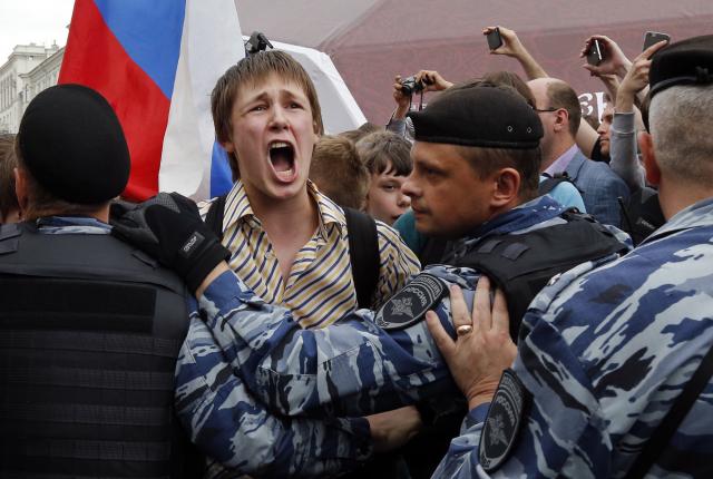 Protest u Moskvi: Policija odnosila demonstrante FOTO