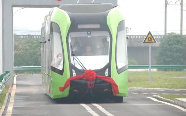 Novo kinesko čudo - tramvaj jeste, šine nema VIDEO