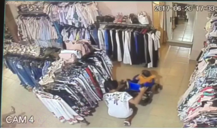 Pančevo: Krađa u butiku, dete u kolicima paravan VIDEO