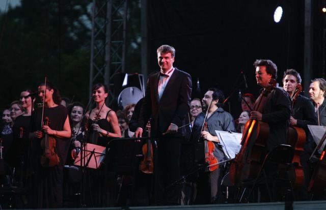 Spektakl na Ušću: 20.000 posetilaca slušalo Filharmoniju / VIDEO