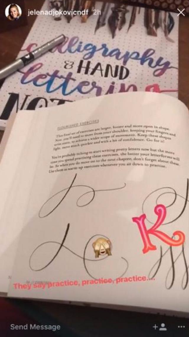 Jelena Đoković uči kaligrafiju ili Stefana da piše?