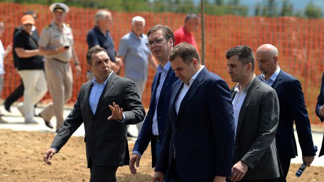 Vulin: Nisam služio vojsku zbog slabog vida, zavidim vam