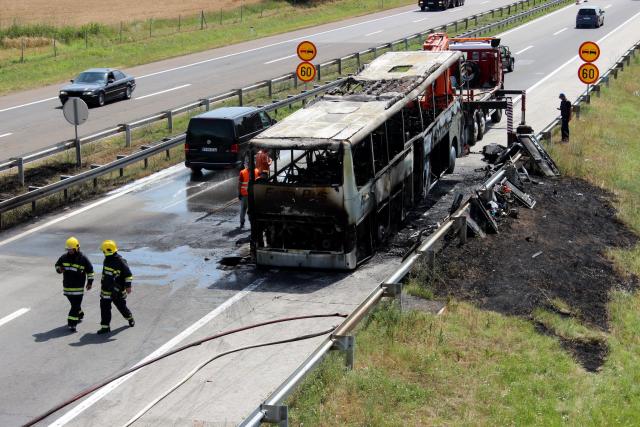 Izgoreo autobus makedonskih tablica kod Jagodine FOTO