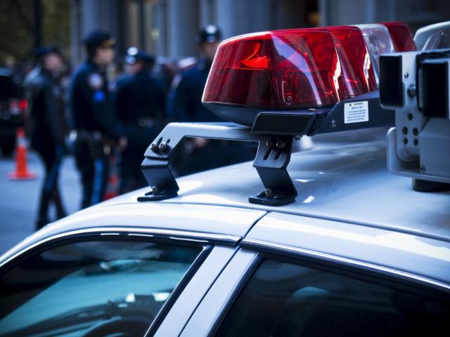 SAD: Policijska potera za naoružanim muškarcem u autobusu