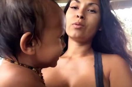 Ceo svet šokiran snimkom: Majka priznala da je dojila bebu dok je imala seks!