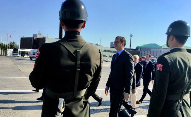 Vučić stigao u Tursku, svečani doček na aerodromu FOTO