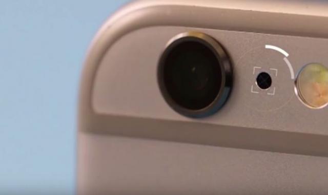 Zašto iPhone ima rupicu pored kamere?