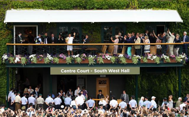 On je njihovo božanstvo: Superèovek, ima dva para blizanaca