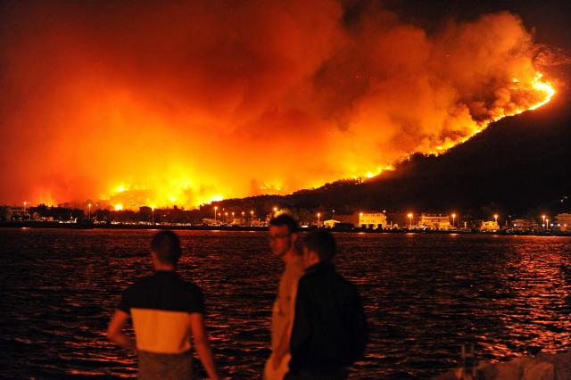 Požar kraj Splita, u gradu protest 