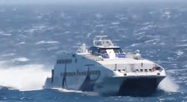 Neverovatan snimak iz Grčke: Brod u borbi sa talasima