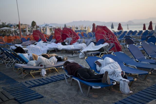 Turisti u Grèkoj, spavali u parkovima, po plažama... FOTO