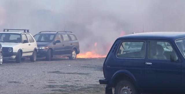 Požar u Kraljevu, svatovi spasavali automobile VIDEO