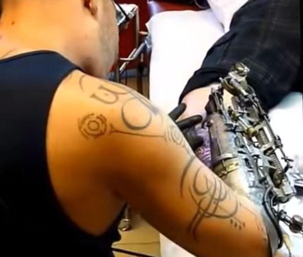 Ovaj tatu majstor tetovira kao ni jedan drugi na svetu