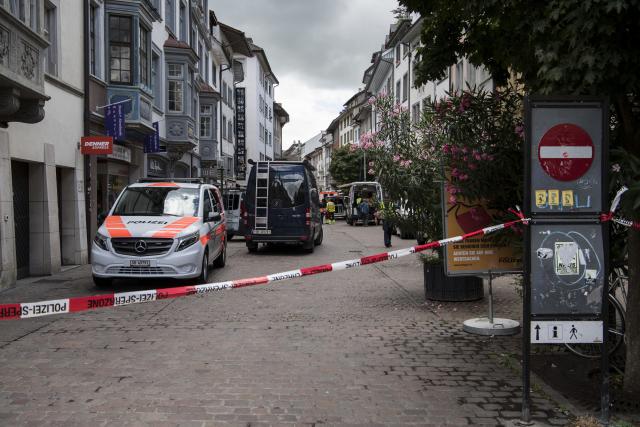 Napad u Švajcarskoj: Muškarac testerom isekao ljude FOTO