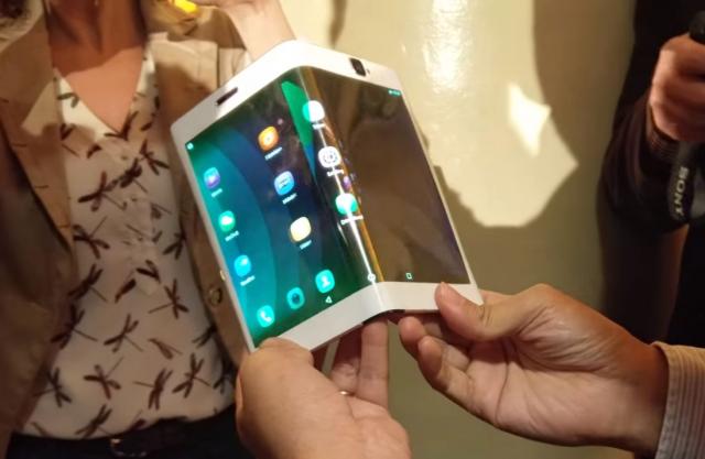 Revolucionarni Lenovo: Jednim potezom od tableta postaje smartfon