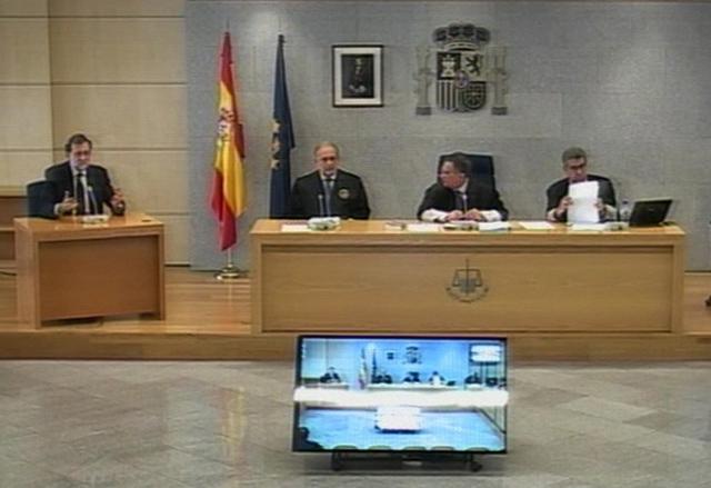 Španski premijer na sudu, transparent "Mafija napolje"