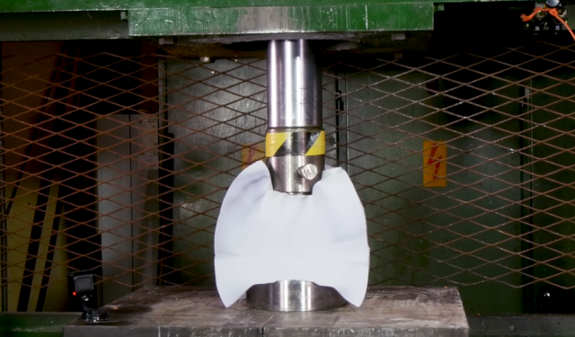 Šta je jače: 1.500 papira ili hidraulična presa (VIDEO)