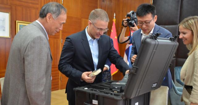 Li Mančang uručio Stefanoviću ručni skener za eksploziv