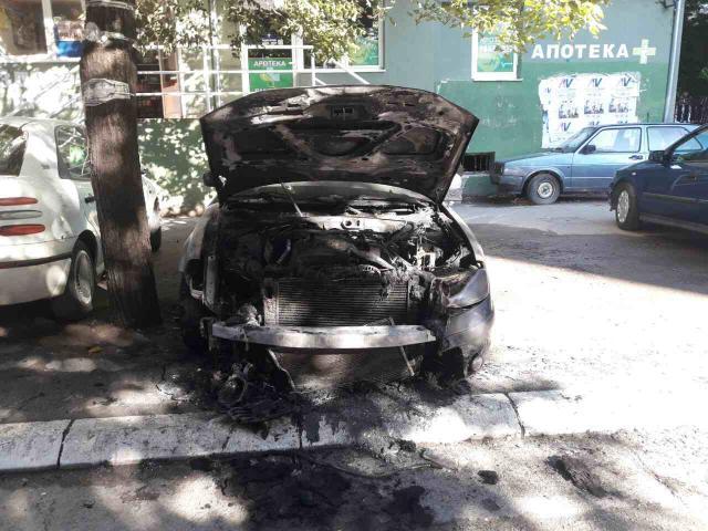 Kosovo: Oliver Ivanovic's car set on fire