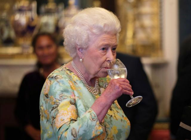 Prema kriterijumima lekara UK kraljica Elizabeta je alkoholičarka