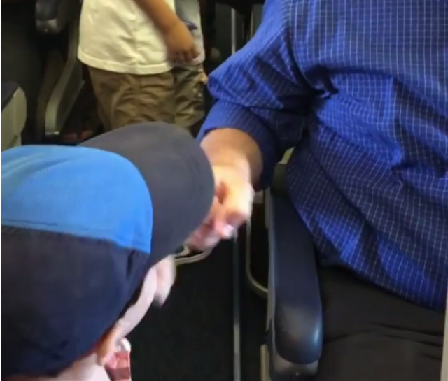 Gest jednog dvogodišnjaka oduševio putnike na letu (VIDEO)