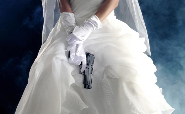 Venčala se, pa pretila mužu pištoljem