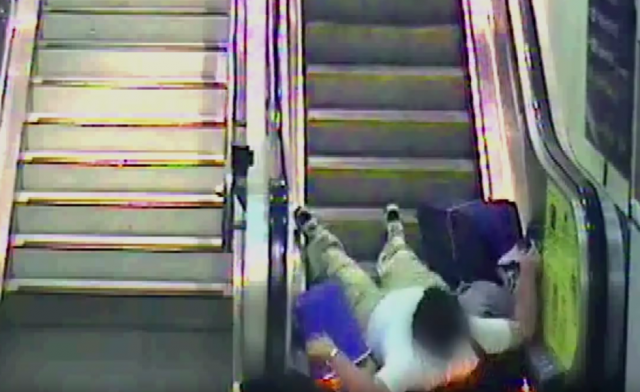 Zašto ne smete da stavljate kofer na pokretne stepenice