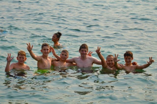 Arno Gujon odveo srpsku decu sa Kosmeta na more / FOTO