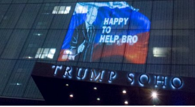 Lik Putina na fasadi Trampovog hotela:Drži se, brate VIDEO