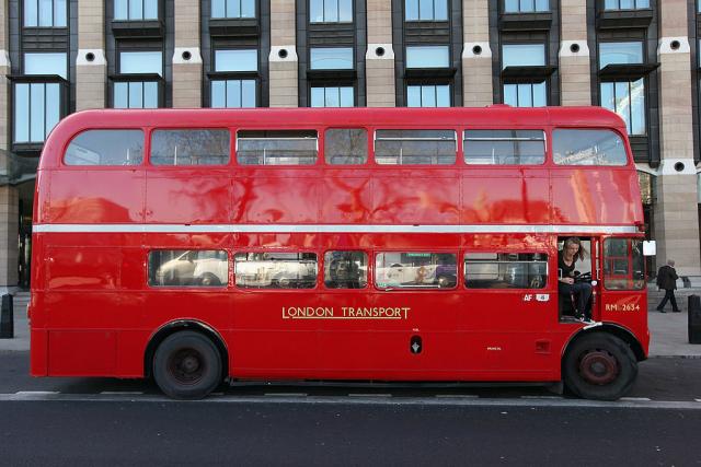 Kolaps u Londonu, autobus na sprat se zabio u izlog VIDEO