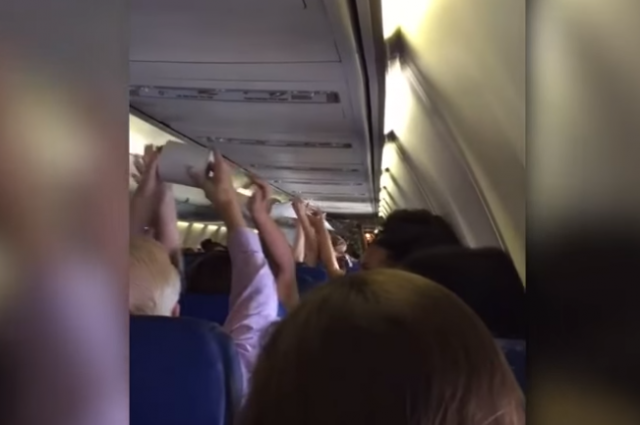Članovi posade našli način da putnicima prekrate let (VIDEO)