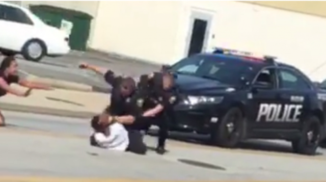 Opirao se hapšenju, policija udarala crnca, "pala" i žena